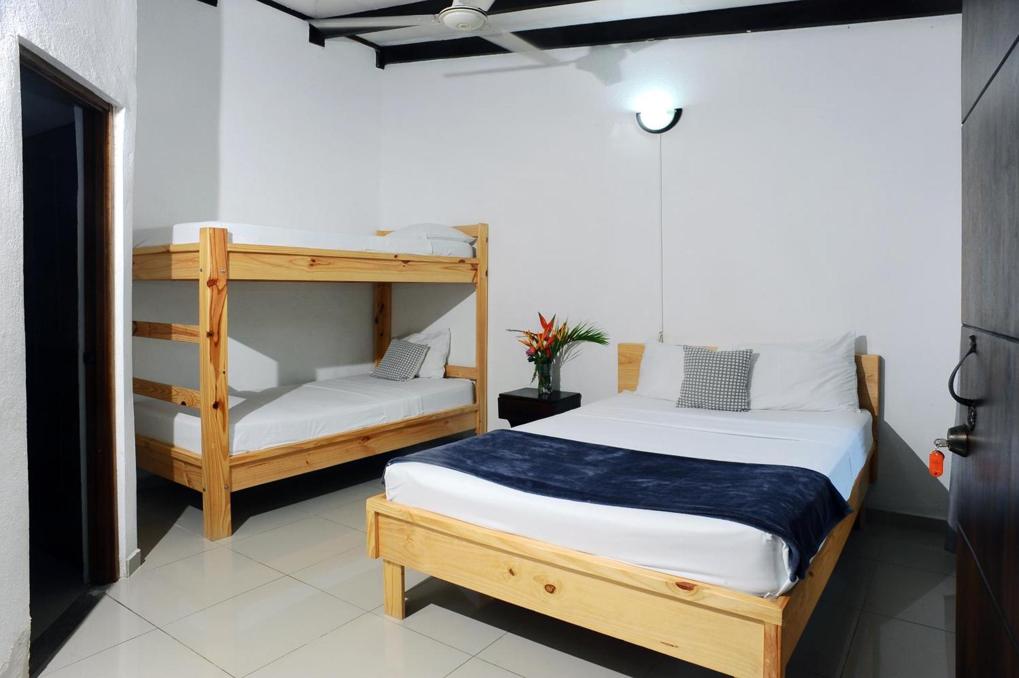 Wide Mouth Frog Quepos Hostel Мануел Антонио Екстериор снимка