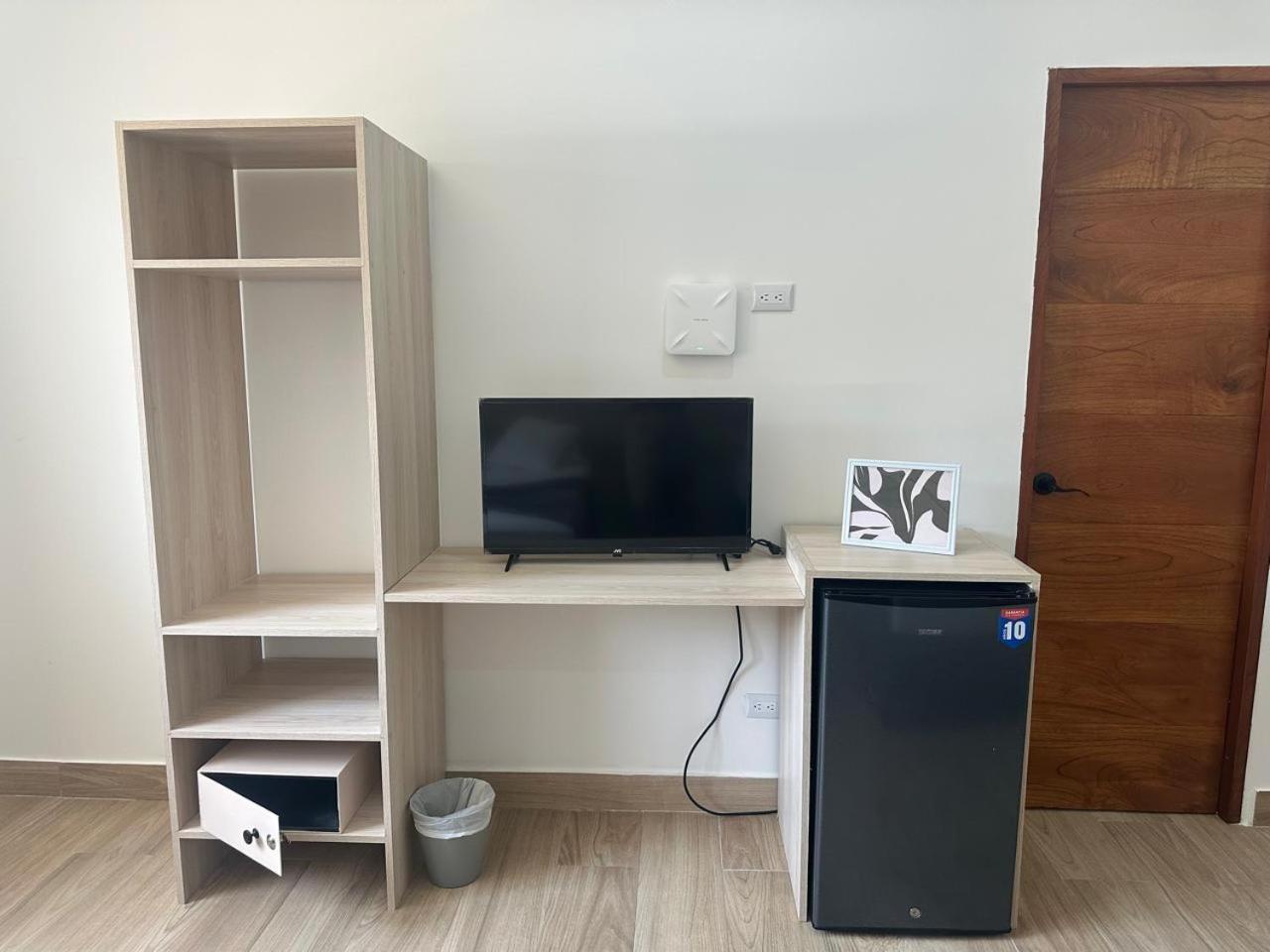 Wide Mouth Frog Quepos Hostel Мануел Антонио Екстериор снимка