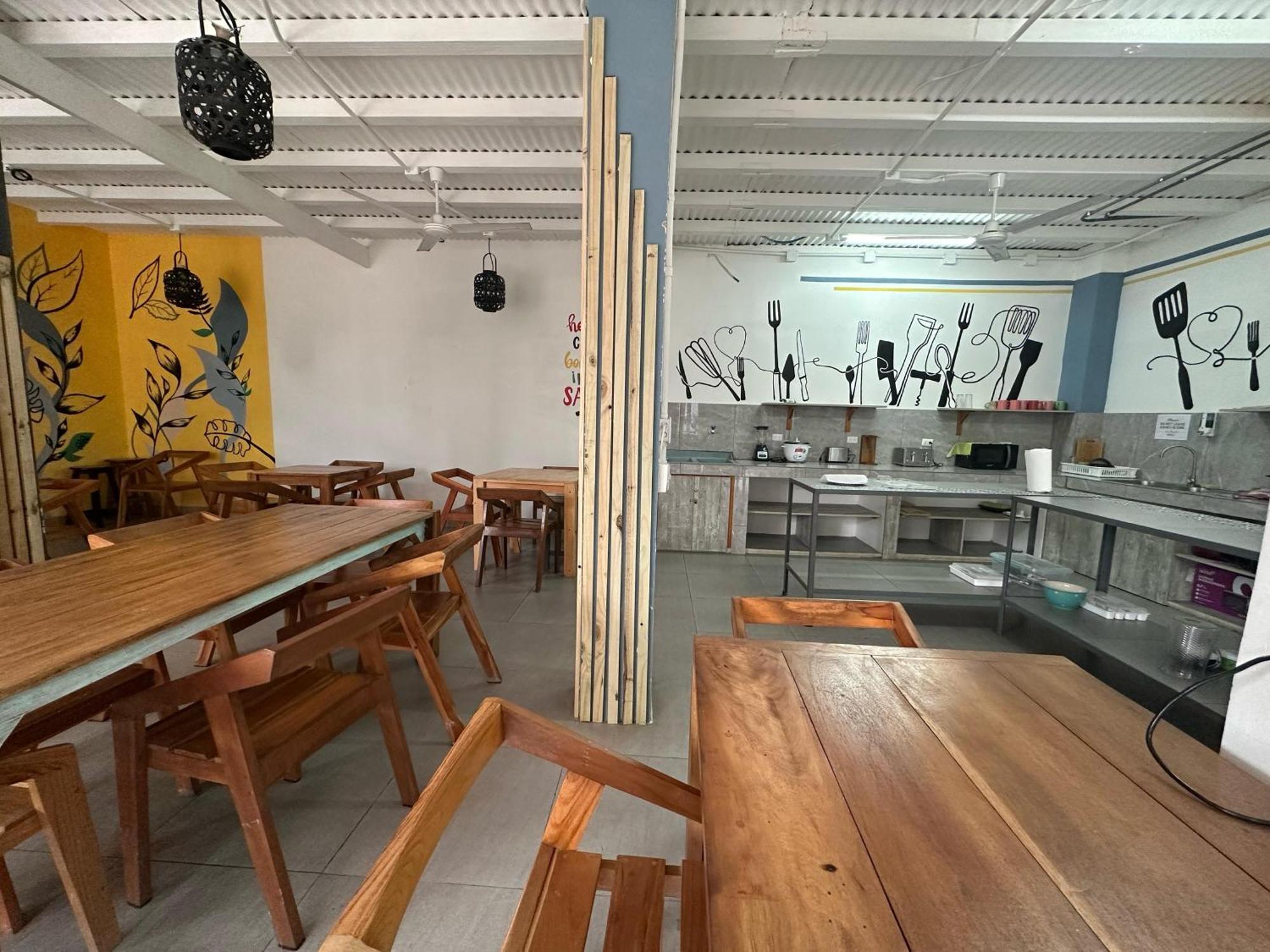 Wide Mouth Frog Quepos Hostel Мануел Антонио Екстериор снимка